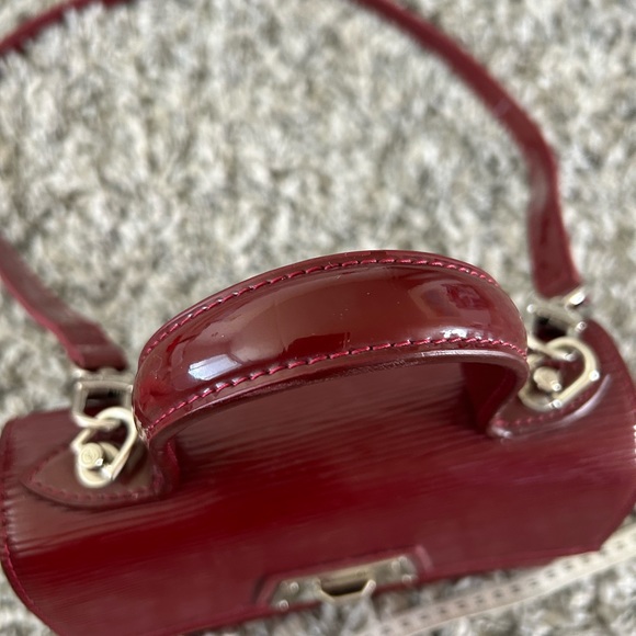 Beautiful burgundy small crossbody. It’s NOT AUTHENTIC🤗 - Picture 3 of 11